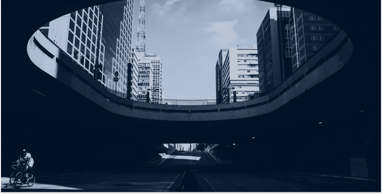 fotografia de uma rua e um tunel